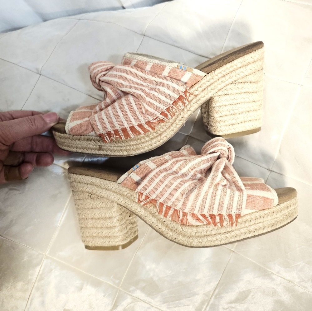 TOMS 8M Fabric Bow Rattan 3.5" Chunky Heels - Picture 1 of 7